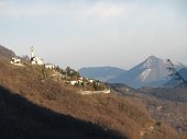 69 La chiesa di Fuipiano e il monte Ubione